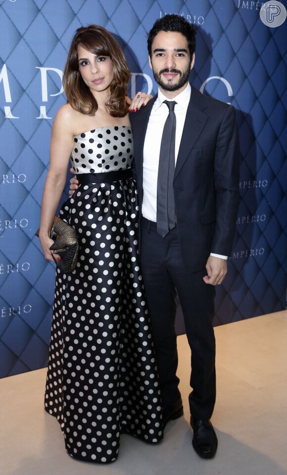 Maria Ribeiro vestiu Carolina Herrera e posou acompanhada do marido, o ator Caio Blat, na festa de lançamento de 'Império', a próxima novela das nove da TV Globo