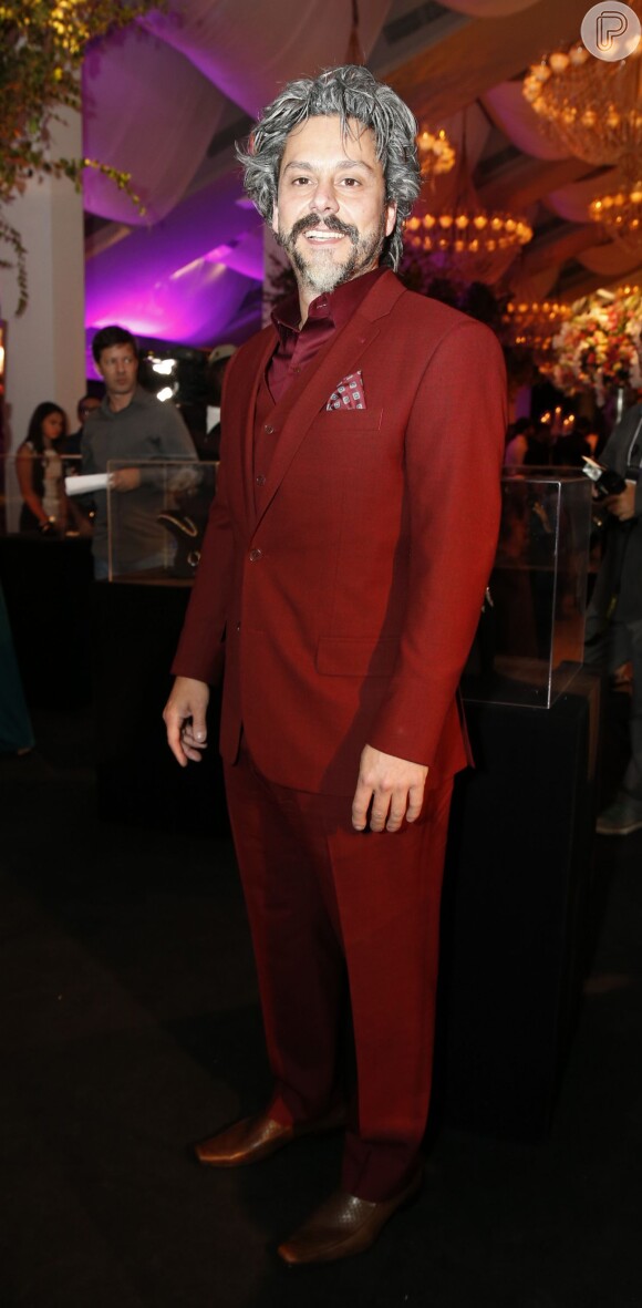 Alexandre Nero, de cabelos grisalhos para viver o protagonista de 'Império', chamou a atenção com um terno vermelho na festa de lançamento da novela