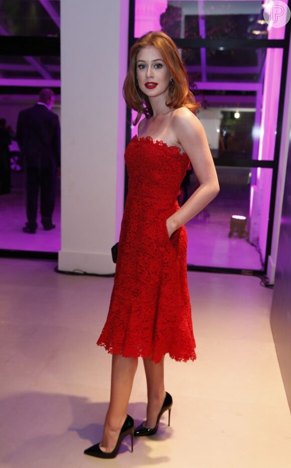 Marina Ruy Barboza escolheu um vestido Valentino e sapatos da grife Louboutin na festa de lançamento da novela 'Império'
