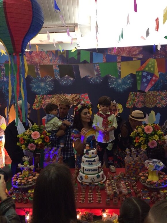 Juliana Paes e o marido, Carlos Eduardo Baptista, fazem festa caipira para celebrar 1 ano de Antonio
