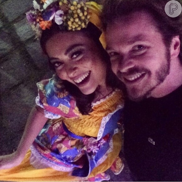 Juliana Paes posa com Tiago Parente vestida de caipira