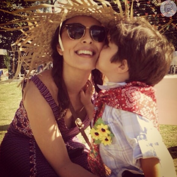 Juliana Paes ganha beijo do primogênito, Pedro, durante a festa e publica foto no Instagram