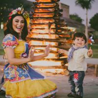Juliana Paes faz festa caipira para celebrar 1 ano de Antonio: 'Dia de arraiá'