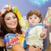 Juliana Paes posa com a designer de festas Georgia e o filho Antonio
