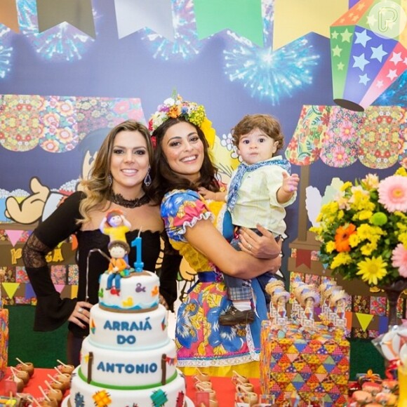 Juliana Paes posa com a designer de festas Georgia e o filho Antonio