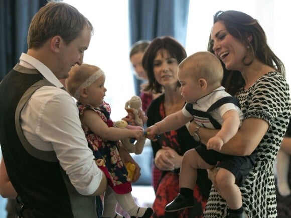 Príncipe George esbanja fofura em encontro com pais no colo de Kate Middleton