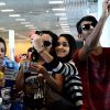 Anitta posou para várias selfie com os fãs no aeroporto