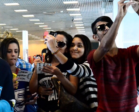 Anitta posou para várias selfie com os fãs no aeroporto