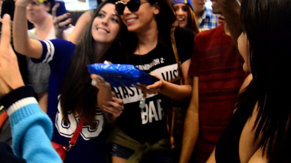 Anitta cria tumulto entre os fãs e posa para fotos em aeroporto do Rio