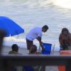 Paulinho Vilhena curte final de praia na tarde com a mãe, Lena Vilhena, nesta terça-feira, 22 de julho de 2014