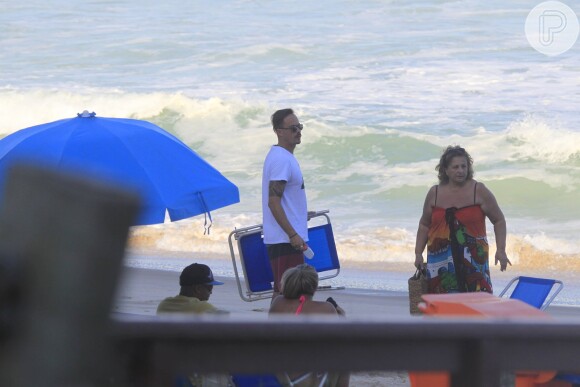Paulinho Vilhena e Lena Vilhena ficaram até o fim da tarde na praia