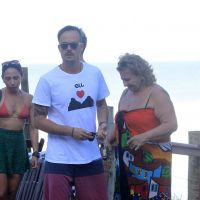 Paulinho Vilhena curte final de tarde com a mãe em praia do Rio