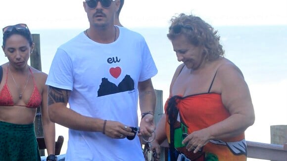 Paulinho Vilhena curte final de tarde com a mãe em praia do Rio