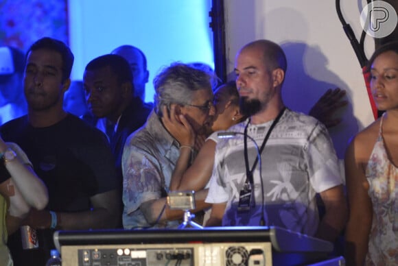 Caetano Veloso beija morena durante em show na Bahia