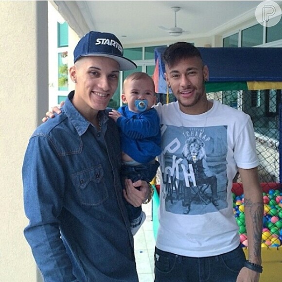Antes de viajar para a Espanha, Neymar encontrou amigos, como MC Léo da Baixada