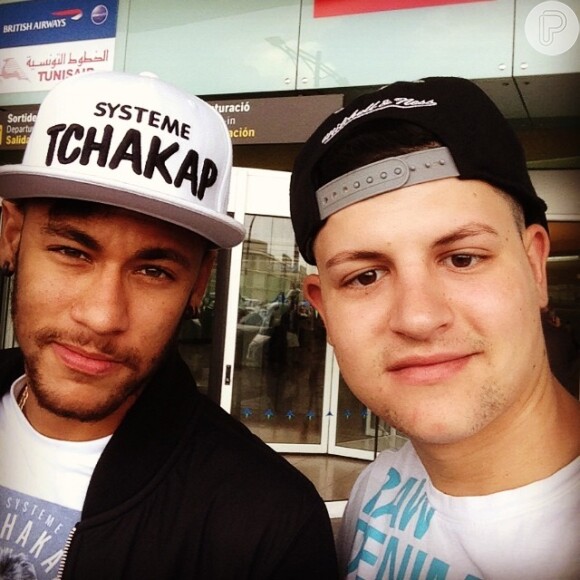 Na chegada ao aeroporto de Barcelona, Neymar posou com fãs: 'Casualidades da vida', festejou o admirador