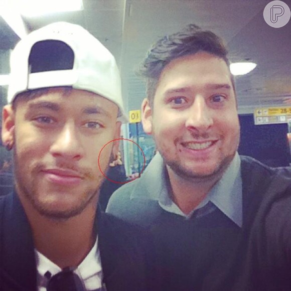 No Brasil, antes do embarque, Neymar também posou com fãs. Detalhe para Bruna Marquezine ao fundo