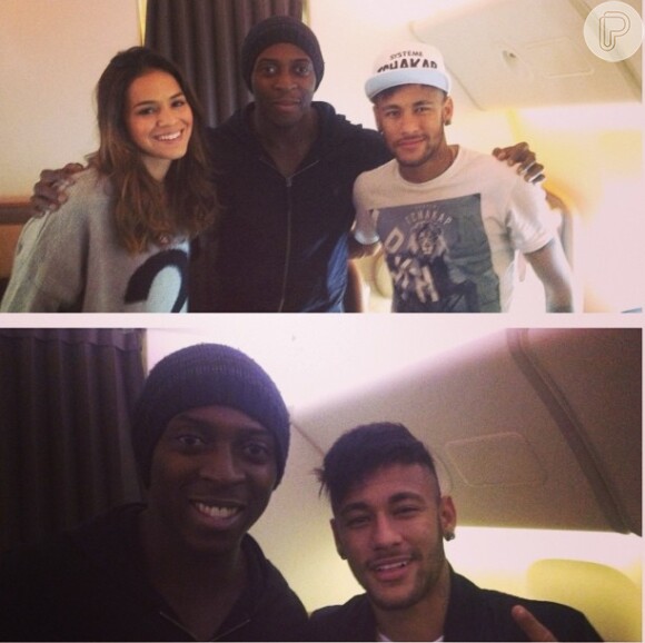 No voo para a Espanha, Neymar e Bruna Marquezine também foram tietados por fãs: 'Sentaram atrás de mim'