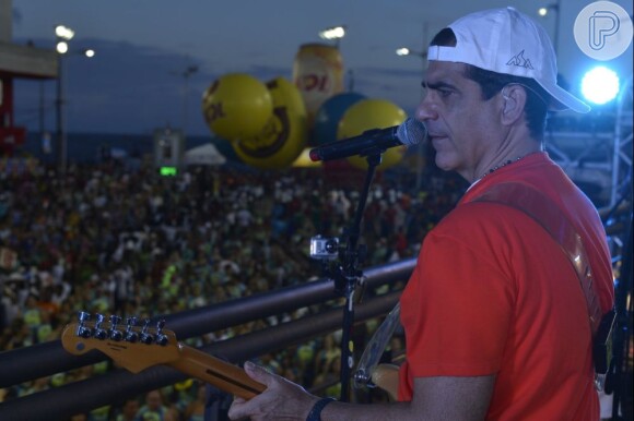 Durval Lelys celebra os 25 anos do Asa de Águia puxando o trio Cocobambu em Salvador, abrindo a folia da capital baiana nesta quinta-feira, 7 de fevereiro de 2013