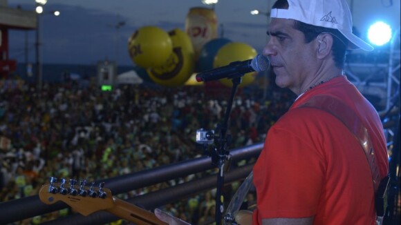 Durval Lelys abre Carnaval de Salvador comemorando os 25 anos do Asa de Águia