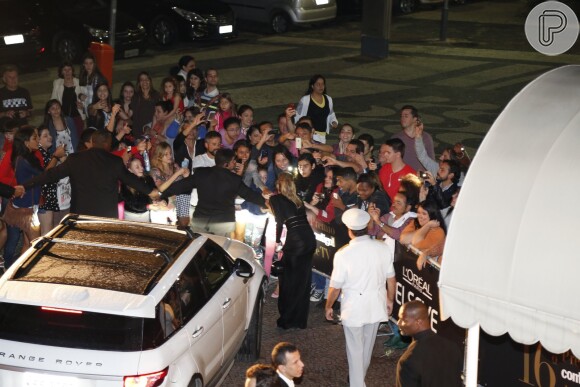 Deborah Secco cumprimenta os fãs antes de entrar no Copacabana Palace, na noite desta segunda-feira, 28 de julho de 2014