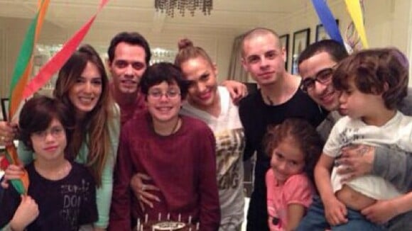 Jennifer Lopez posa entre o ex-marido Marc Anthony e o namorado, Casper Smart