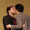 Ao entregar prêmio de Melhor Ator, Thiago Fragoso e Mateus Solano se beijaram