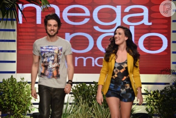 Chay Suede e Adriana Birolli desfilam juntos no 'Mega Polo Moda', em São Paulo, nesta terça-feira, 29 de julho de 2014