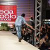 Chay Suede e Adriana Birolli desfilam juntos no 'Mega Polo Moda', em São Paulo, nesta terça-feira, 29 de julho de 2014