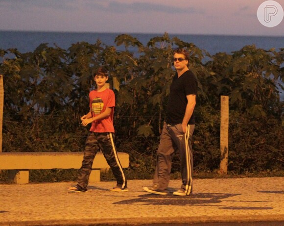 Fábio Assunção passou a tarde desta quarta-feira, 29 de julho de 2014, com os filhos na orla da praia da Barra da Tijuca, na Zona Oeste do Rio de Janeiro