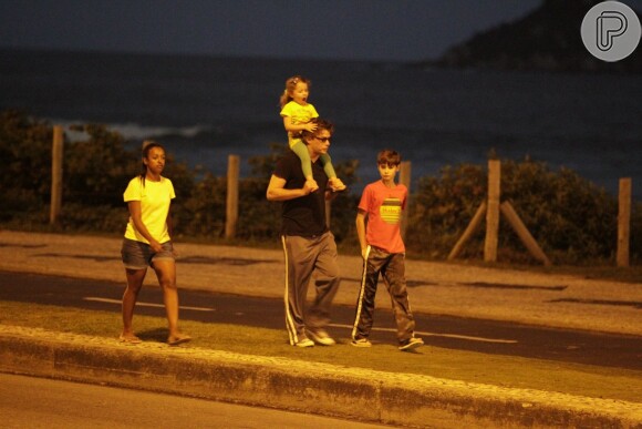 Fábio Assunção passou a tarde desta quarta-feira, 29 de julho de 2014, com os filhos na orla da praia da Barra da Tijuca, na Zona Oeste do Rio de Janeiro