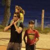 Fábio Assunção passou a tarde desta quarta-feira, 29 de julho de 2014, com os filhos na orla da praia da Barra da Tijuca, na Zona Oeste do Rio de Janeiro