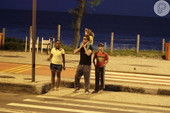 Fábio Assunção passou a tarde desta quarta-feira, 29 de julho de 2014, com os filhos na orla da praia da Barra da Tijuca, na Zona Oeste do Rio de Janeiro