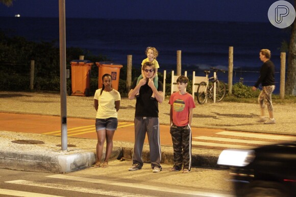 Fábio Assunção passou a tarde desta quarta-feira, 29 de julho de 2014, com os filhos na orla da praia da Barra da Tijuca, na Zona Oeste do Rio de Janeiro