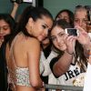 Selena Gomez faz selfie com fãs em evento de filme