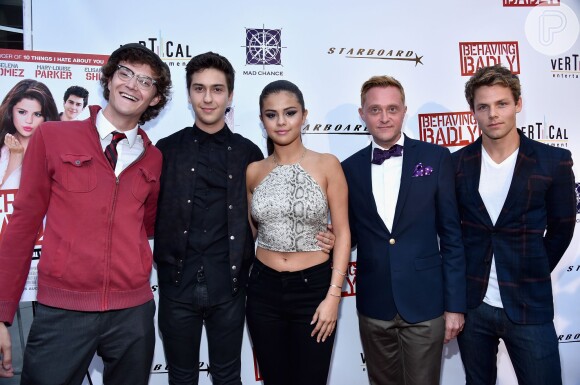 Selena Gomez ao lado de elenco do filme 'Behaving Badly', em Los Angeles, nos Estados Unidos