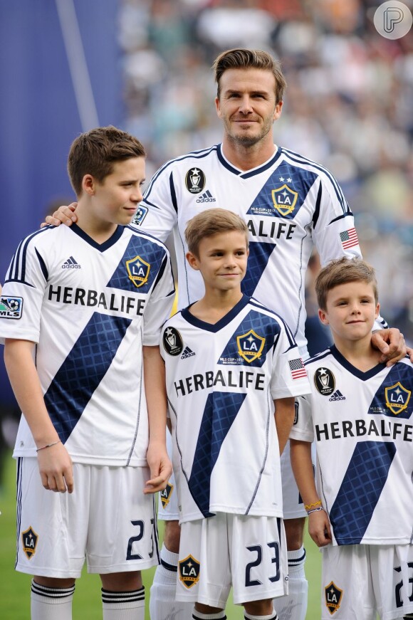 David Beckham e os três filhos homens, Brooklyn, Romeo e Cruz, durante jogo em Los Angeles