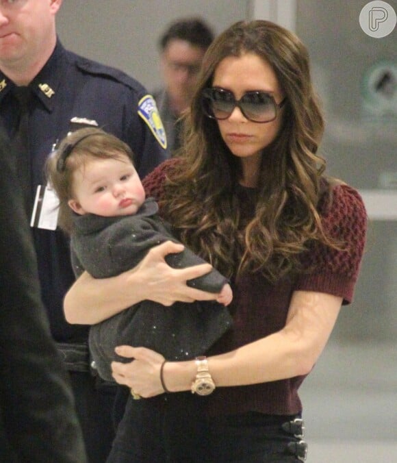 Victoria Beckham e a filha caçula, Harper, a quarta do casal, desembarcam em um aeroporto