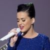 Katy Perry usou vestido azul longo de lantejoulas em pocket show na Casa Branca