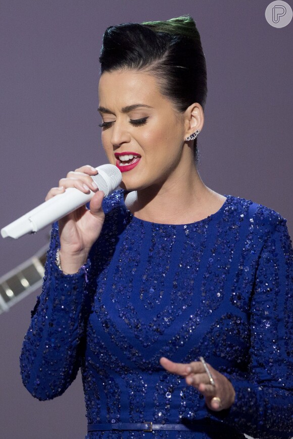 Katy Perry usou vestido azul longo de lantejoulas em pocket show na Casa Branca