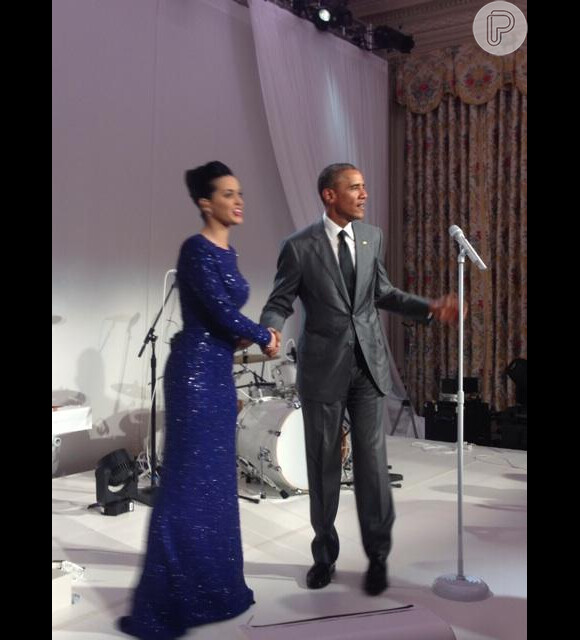 Katy Perry é cumprimentada por Barack Obama em pocket show