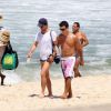 Anderson Di Rizzi e Marcelo Serrado curtem momento lazer na praia de Ipanema