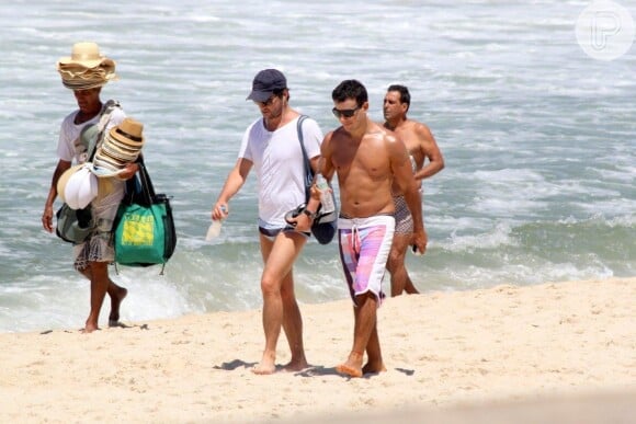 Anderson Di Rizzi e Marcelo Serrado curtem momento lazer na praia de Ipanema