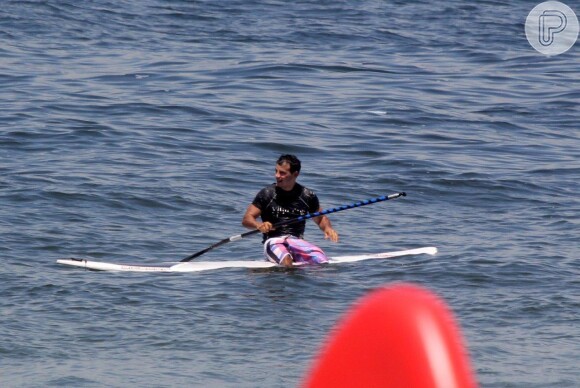 Anderson Di Rizzi pratica stand up paddle, na praia de Ipanema