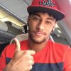 Neymar compartilhou selfie feita durante voo de volta do Japão, nesta sexta-feira