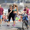 Yasmin Brunet caminhou na orla da praia do Leblon, Zona Sul do Rio de Janeiro, neste domingo, 3 de agosto de 2014