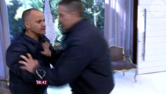 Dupla briga no 'Mais Você' ao vivo e Ana Maria Braga explica: 'É uma brincadeira'