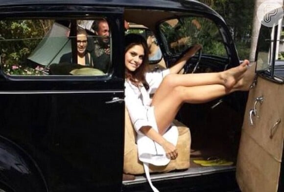 Jessika Alves também posou em um carro antigo, bem no clima 'retrô'