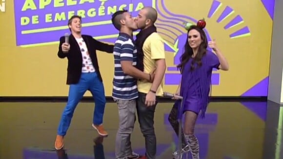 'Tudo pela Audiência' promove beijo gay e Tatá Werneck beija senhora da plateia