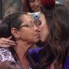 Tatá Werneck beija senhora da plateia no programa 'Tudo pela Audiência' exibido nesta quarta-feira, 6 de agosto de 2014